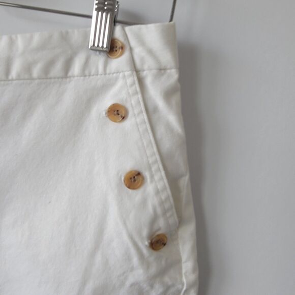 banana republic womens Mid Rise Chino Short size 6 button detail - Picture 3 of 6